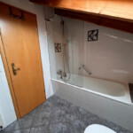 Badezimmer - Wanne mit Duschtrennwand ©H. Hohenleitner